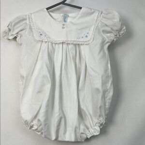 Pastels white bubble romper with bib collar and embroidery EUC size 0-3 m